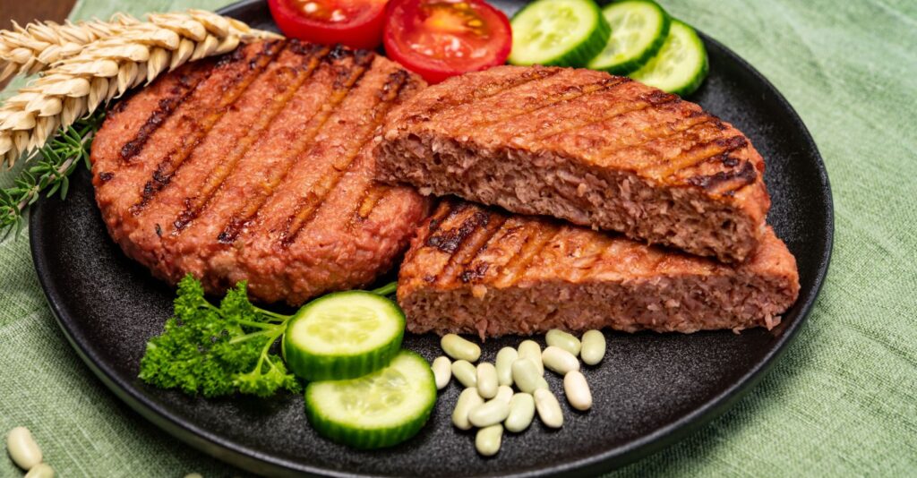 humburger vegetale in un piatto con alcuni ingredienti