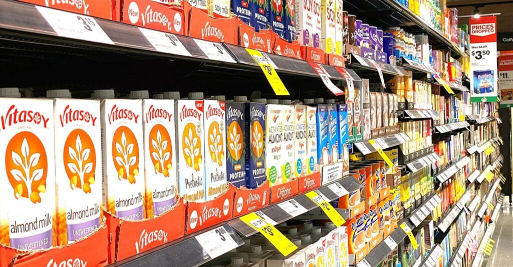 scaffale supermercato con bevande ed alimenti plant based